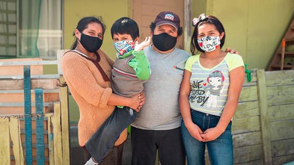 Genesis with her parents and younger brother in Peru